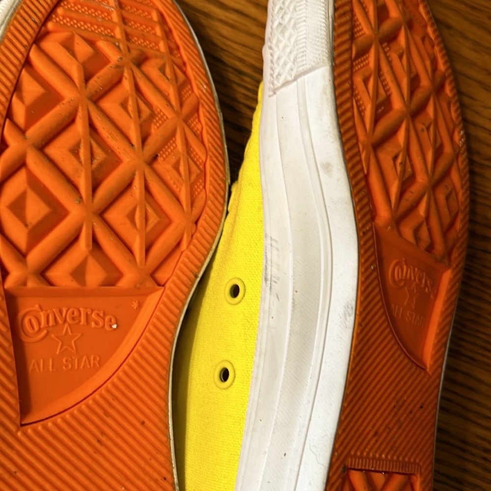 Excellent Condition! Converse 7.5 All Stars - Picture 9 of 12